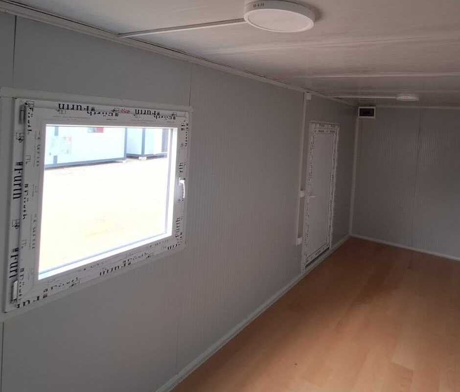 unutrasnjost gradjevisnkog kontejnera prozor